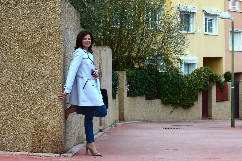 Jeans & Trench para un casual friday